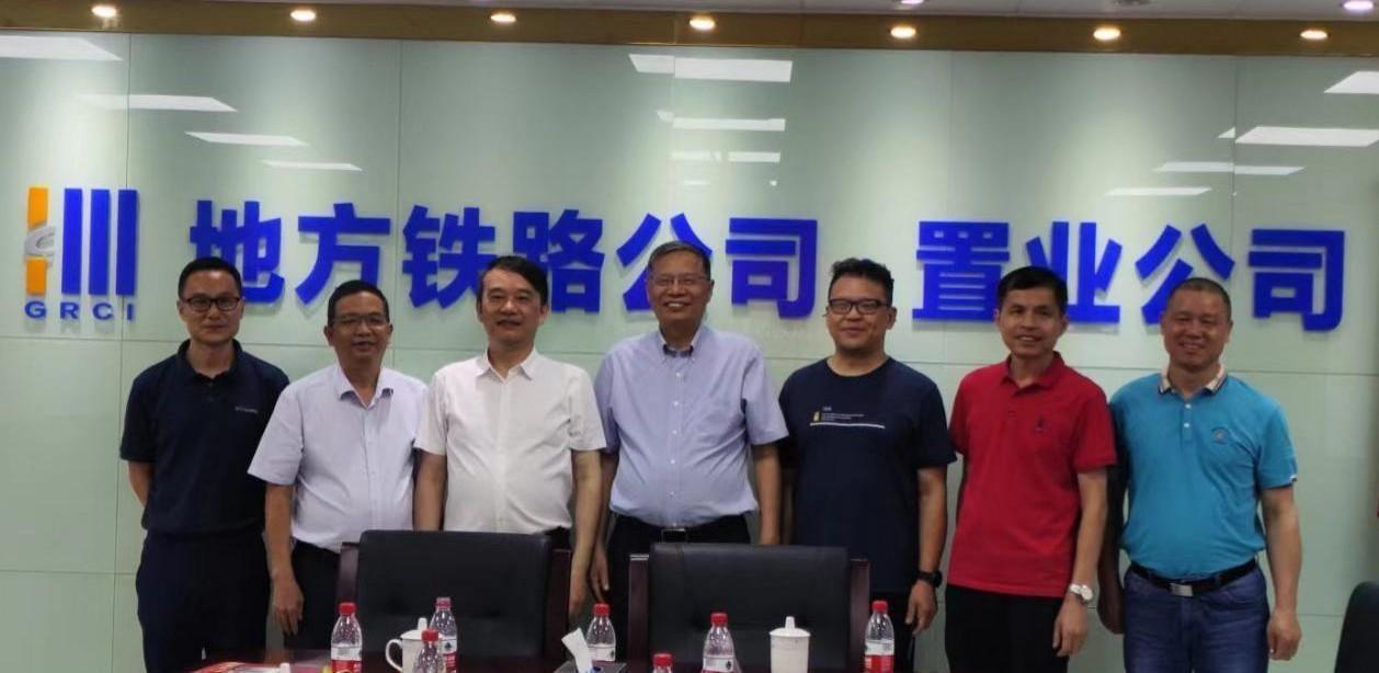 Cùng bàn bạc kế hoạch phát triển, thực hiện hợp tác đôi bên cùng có lợi, Yu Zhiwu và Dong Longyun dẫn đầu đoàn đến thăm và trao đổi với các doanh nghiệp liên quan ở Khu vực Vịnh Quảng Đông-Hồng Kông-Macao.
