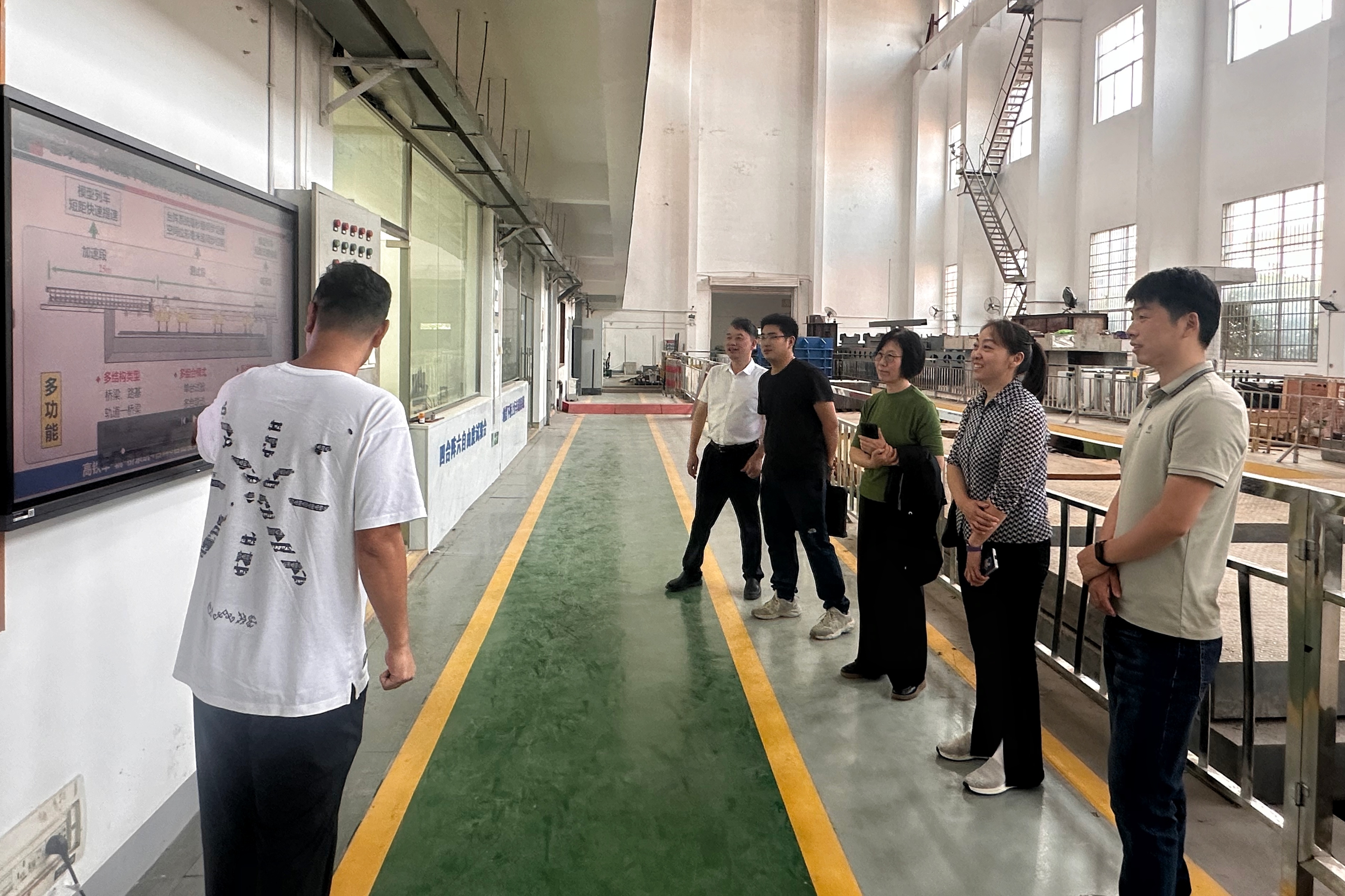 Đoàn công tác do Zhao Bin của Cục Đường sắt Quốc gia đến thăm và nghiên cứu tình hình đánh giá cầu đường sắt