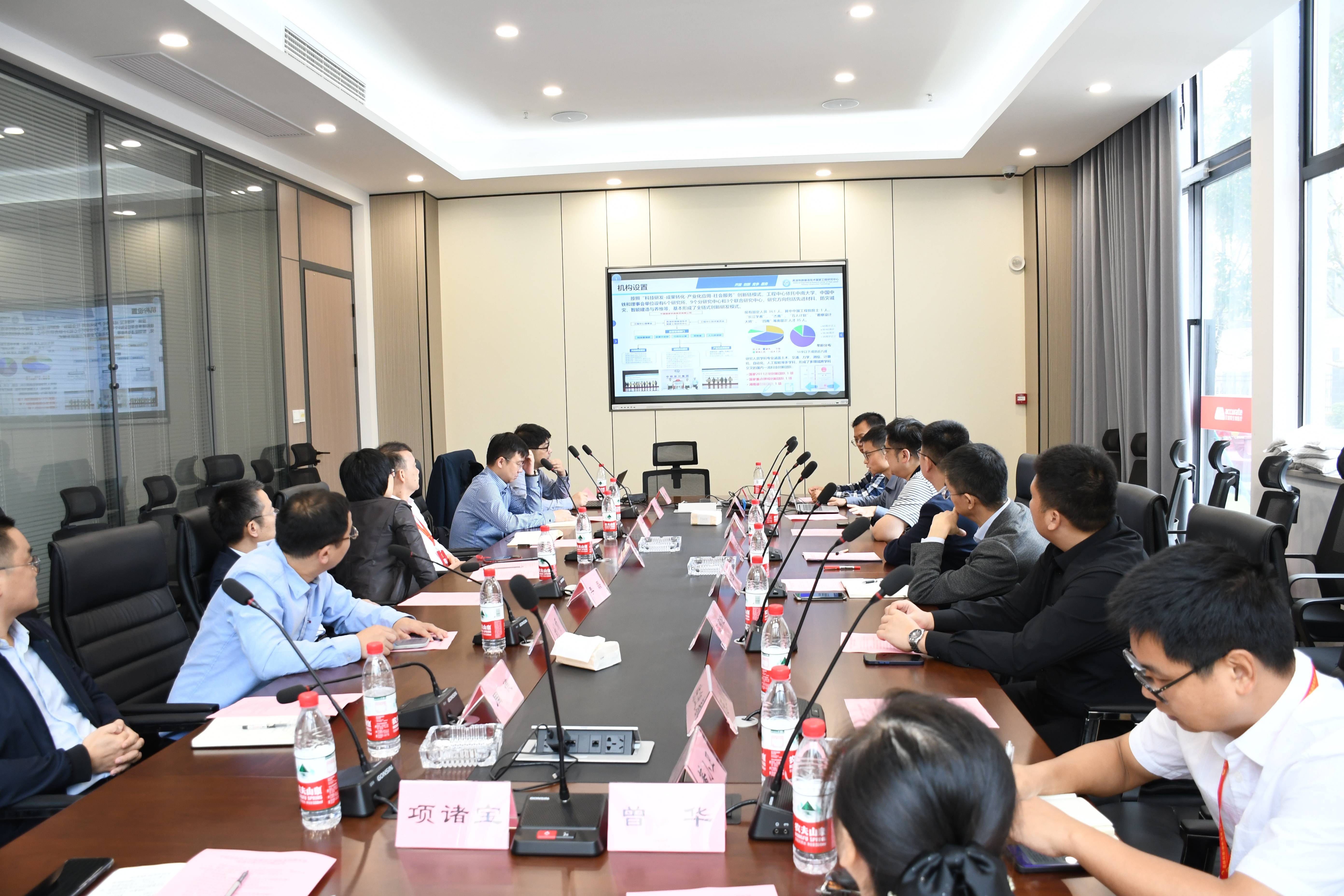 Nhóm khảo sát của Hiệp hội Kiểm tra và Kiểm định Trung Quốc đã đến thăm Công ty TNHH Công nghệ Đường sắt.